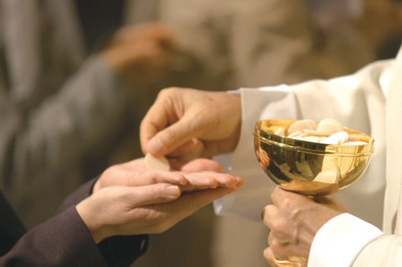 성찬 예식 중 성체를 나누는 모습